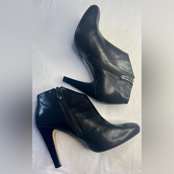 Adrienne Vittadini Black Leather Ankle Boots, Side Zipper Preowned Size 7.5 - Picture 2 of 7